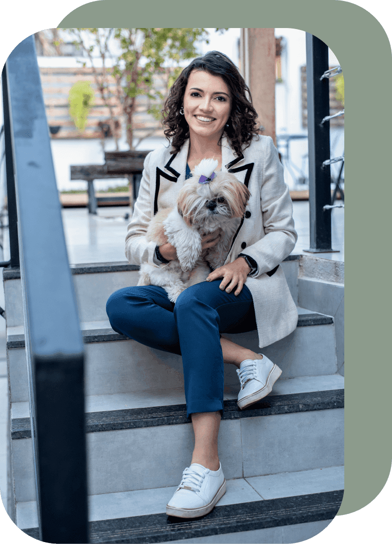 Gabrielle Navarro sentada, de braços cruzados